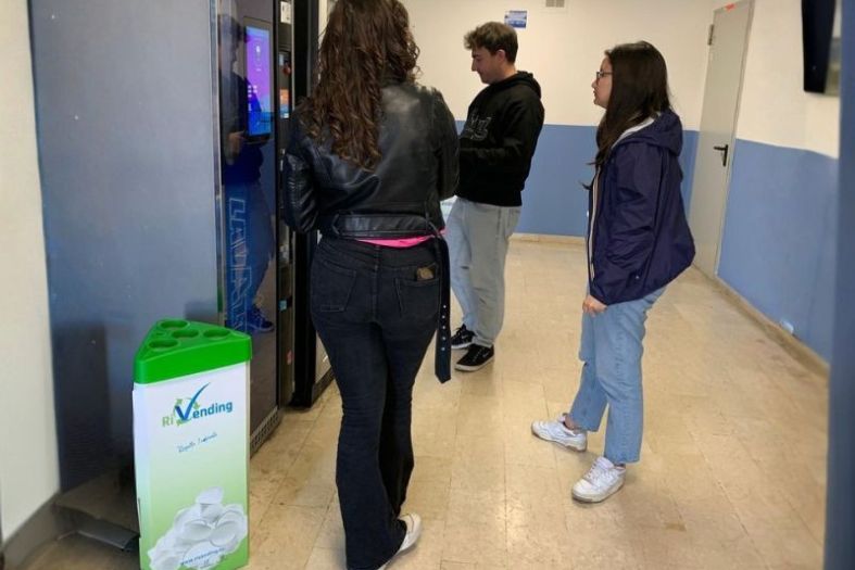 Studenti all'§Università di Palermo vicino ai cestini RiVending