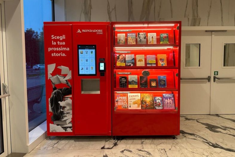 Distributore automatico di libri ARetail con personalizzazione Mondadori Store installato all’Ospedale Galeazzi di Milano.