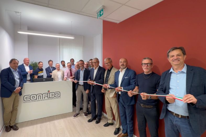 Il presidente Massimo Trapletti e il Consiglio Direttivo al taglio del nastro della nuova sede CONFIDA in via Mauro Macchi 32 a Milano.