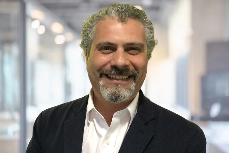 Lorenzo Bassi, storico manager di FLO, verso una nuova esperienza professionale nel settore degli imballaggi.