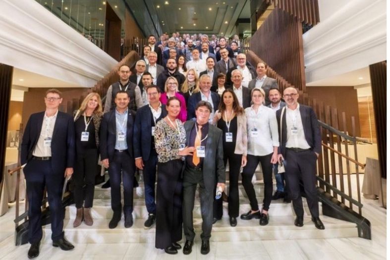 Foto di gruppo degli operatori del settore degli erogatori d’acqua, fornita da Watercoolers Europe.